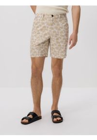 Reserved - Wzorzyste szorty regular - beżowy. Kolor: beżowy. Materiał: wiskoza, dzianina #1