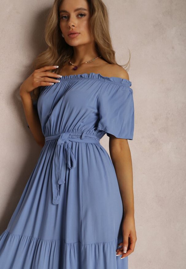 Renee - Niebieska Sukienka Amiphiphae. Kolor: niebieski. Materiał: materiał. Długość rękawa: krótki rękaw. Wzór: aplikacja. Długość: maxi