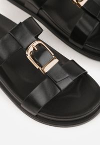 Born2be - Czarne Klapki z Ozdobną Klamrą i Paskiem Kaidine. Okazja: na co dzień. Kolor: czarny. Materiał: jeans. Sezon: lato. Styl: casual, klasyczny #9