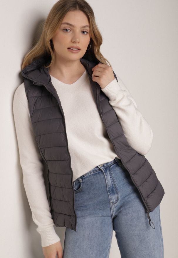 Born2be - Szara Pikowana Kamizelka Przejściowa z Kapturem Neanissa. Okazja: na co dzień. Typ kołnierza: kaptur. Kolor: szary. Materiał: jeans. Styl: casual