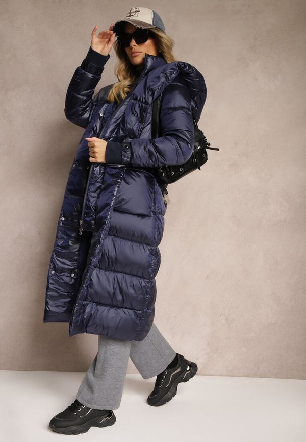 Renee - Granatowa Pikowana Kurtka z Kapturem Paskiem z Klamrą i Eleganckim Kołnierzem Vailana. Okazja: na co dzień. Typ kołnierza: kaptur. Kolor: niebieski. Materiał: jeans. Styl: elegancki