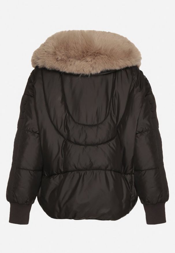 Born2be - Czarna Pikowana Kurtka o Pudełkowym Kroju z Kapturem z Futerkiem Rivitta. Okazja: do pracy, na co dzień, na spotkanie biznesowe. Typ kołnierza: kaptur. Kolor: czarny. Materiał: futro. Wzór: paski, aplikacja. Styl: klasyczny, casual, elegancki, biznesowy