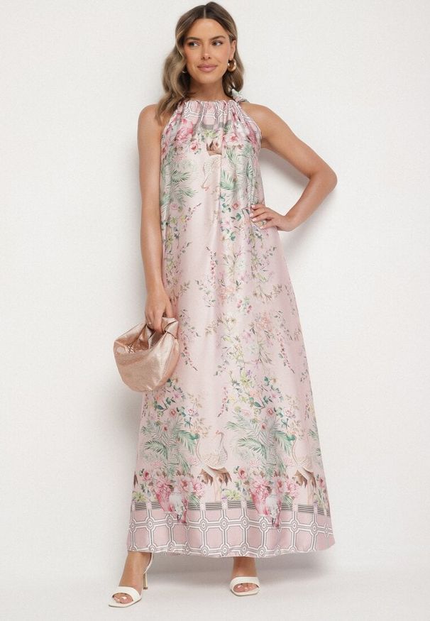 Born2be - Jasnoróżowa Satynowa Sukienka w Kwiaty z Ozdobnym Wiązaniem Fenasella. Okazja: na co dzień. Kolor: różowy. Materiał: satyna. Wzór: kwiaty. Typ sukienki: proste. Styl: wizytowy, klasyczny, casual, elegancki