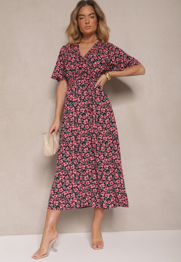 Renee - Czarna Sukienka Rozkloszowana o Kopertowym Kroju w Kwiatowy Print Borriz. Okazja: na co dzień. Kolor: czarny. Materiał: materiał. Wzór: kwiaty, nadruk. Sezon: lato, wiosna. Typ sukienki: kopertowe. Styl: elegancki, casual