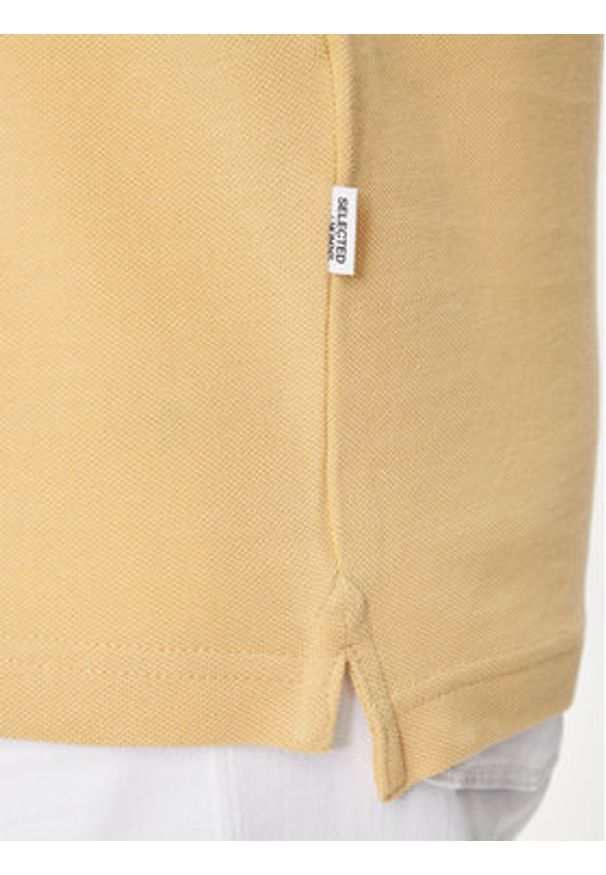 Selected Homme Polo 16087840 Beżowy Regular Fit. Typ kołnierza: polo. Kolor: beżowy. Materiał: bawełna