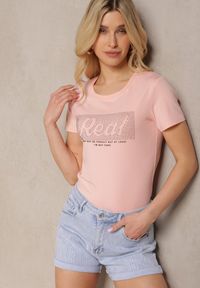 Renee - Jasnoróżowy Koszulka T-shirt z Bawełny z Krótkim Rękawem Ozdobiony Nadrukiem i Cyrkoniami Liarala. Okazja: na co dzień. Kolor: różowy. Materiał: bawełna. Długość rękawa: krótki rękaw. Długość: krótkie. Wzór: nadruk, aplikacja. Styl: casual, klasyczny #1