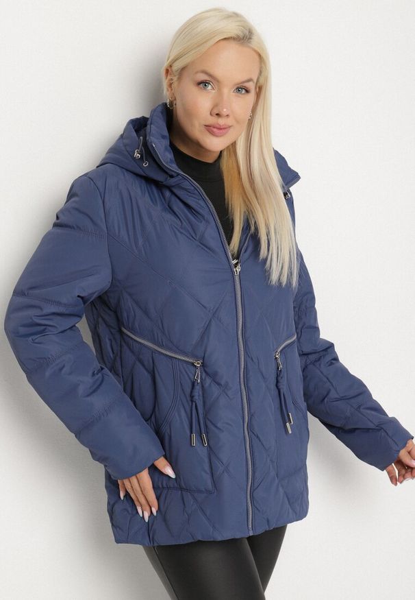 Born2be - Niebieska Pikowana Kurtka z Kapturem i Ozdobnymi Suwakami Carnaye. Okazja: na spacer, na co dzień. Typ kołnierza: kaptur. Kolekcja: plus size. Kolor: niebieski. Materiał: jeans. Styl: casual, elegancki, sportowy