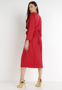 Born2be - Bordowa Sukienka Thessothoe. Kolor: czerwony. Materiał: satyna, materiał. Długość rękawa: długi rękaw. Typ sukienki: kopertowe. Długość: midi #4