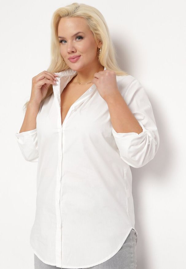 Born2be - Biała Długa Koszula z Podwijanymi Rękawami i Kołnierzykiem Saturea. Okazja: na co dzień. Kolor: biały. Długość: długie. Styl: casual