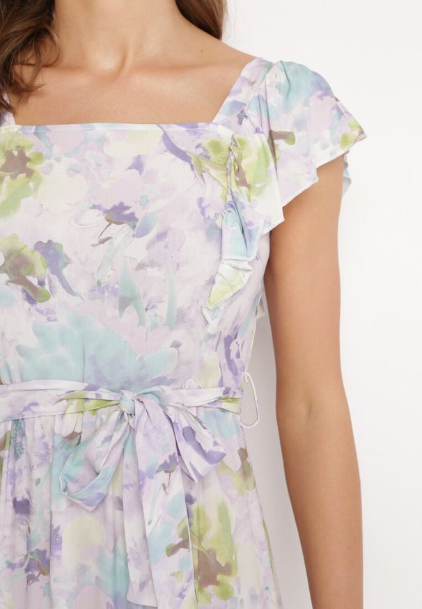 Born2be - Jasnofioletowa Wiskozowa Sukienka w Kwiaty na Ramiączkach z Falbanką i Materiałowym Paskiem Moemia. Okazja: na wesele, na imprezę, na co dzień, na ślub cywilny. Typ kołnierza: dekolt kwadratowy, kołnierz z falbankami. Kolor: fioletowy. Materiał: materiał, wiskoza. Długość rękawa: na ramiączkach. Wzór: kwiaty. Styl: casual, elegancki