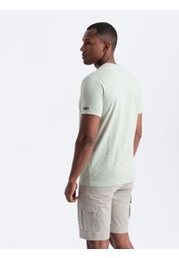 Ombre Clothing - T-shirt męski fullprint z kolorowymi literami - jasnozielony V5. Okazja: na co dzień. Kolor: zielony. Materiał: prążkowany, dzianina, zamsz, żakard, poliester, materiał, bawełna. Wzór: kolorowy. Styl: klasyczny, casual #4