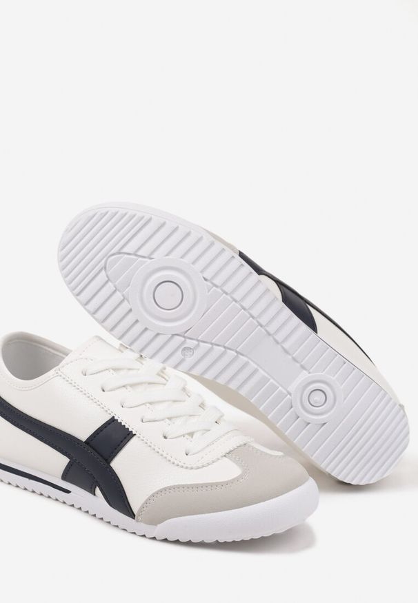 Renee - Biało-Granatowe Sneakersy Typu Kultowe Tenisówki Deliriel. Nosek buta: okrągły. Zapięcie: sznurówki. Kolor: biały. Materiał: jeans. Wzór: aplikacja. Obcas: na obcasie. Wysokość obcasa: niski