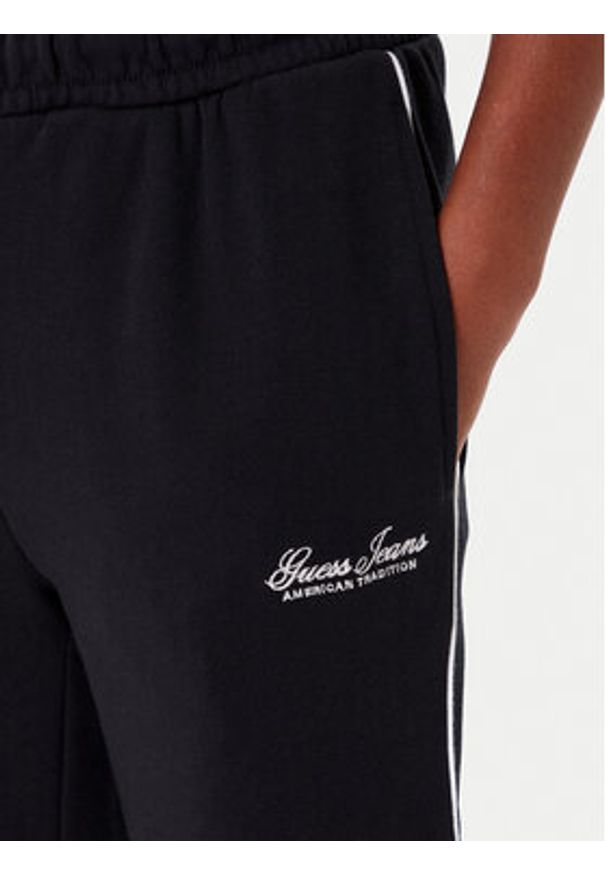 Guess Jeans Spodnie dresowe W5YB32 K68I4 Czarny Regular Fit. Kolor: czarny. Materiał: bawełna