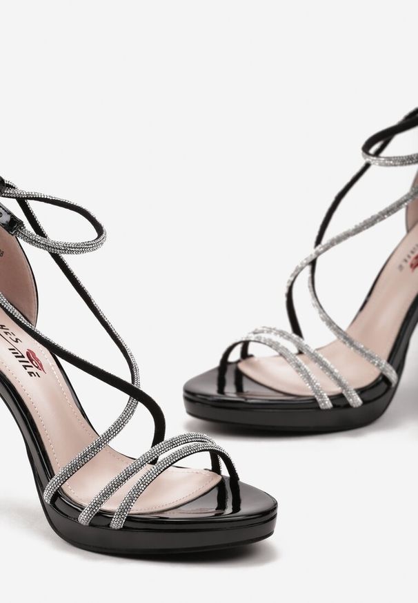 Renee - Czarne Lakierowane Sandały na Szpilce z Cyrkoniami i Sprzączką Neberia. Nosek buta: okrągły. Zapięcie: sprzączka. Kolor: czarny. Materiał: lakier. Wzór: aplikacja. Obcas: na szpilce
