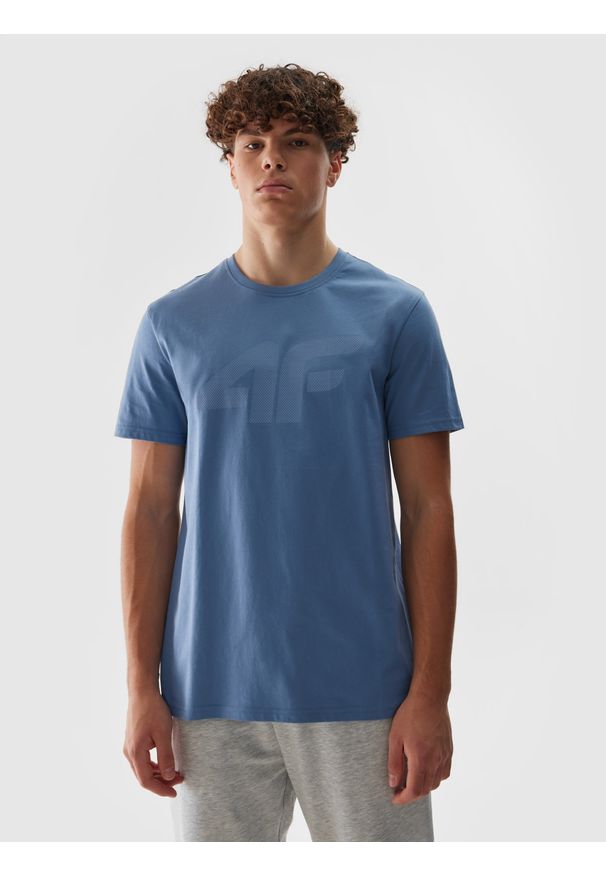 4f - T-shirt regular z nadrukiem męski - niebieski. Okazja: na co dzień. Kolor: niebieski. Materiał: bawełna, dzianina, jersey. Długość rękawa: krótki rękaw. Długość: krótkie. Wzór: nadruk. Styl: casual, sportowy