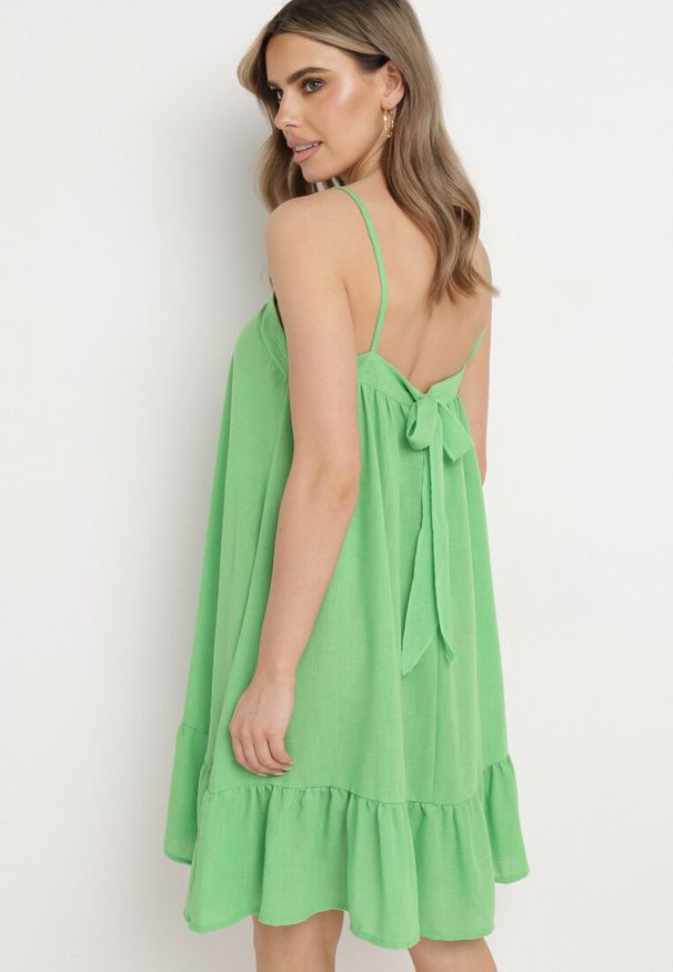 Born2be - Jasnozielona Rozkloszowana Sukienka na Ramiączkach Wiązana z Tyłu Naisa. Kolor: zielony. Długość rękawa: na ramiączkach. Sezon: wiosna, lato. Styl: elegancki