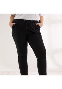 Moda Size Plus Iwanek - Czarne spodnie dresowe XXL OVERSIZE JESIEŃ. Okazja: na co dzień. Kolor: czarny. Materiał: dresówka. Długość: krótkie. Sezon: jesień. Styl: casual