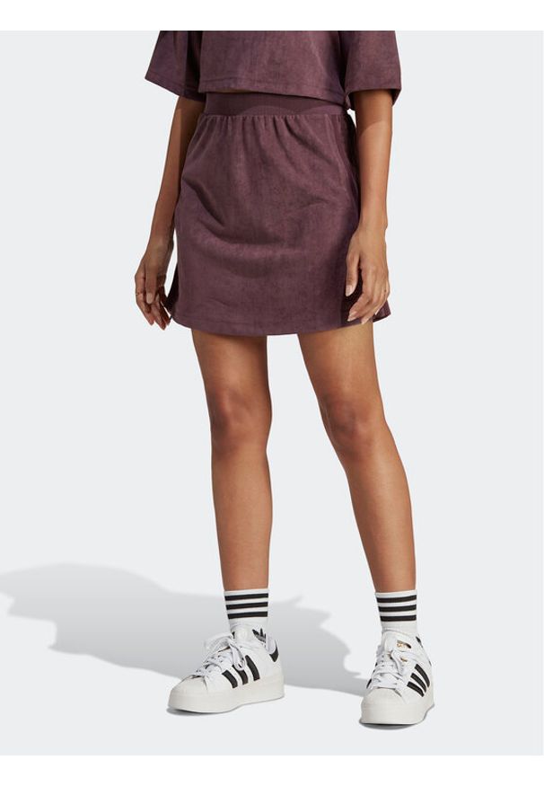 Adidas - adidas Spódnica dresowa adicolor Classics Suede HM1687 Bordowy Slim Fit. Kolor: czerwony. Materiał: syntetyk