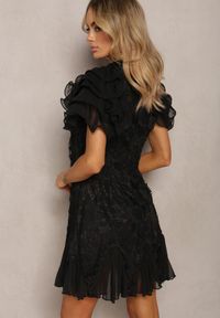 Renee - Czarna Sukienka Dopasowana Mini z Koronką i Falbankami Offiamea. Okazja: na co dzień, na imprezę. Typ kołnierza: kołnierz z falbankami. Kolor: czarny. Wzór: koronka. Typ sukienki: proste. Materiał: koronka. Długość rękawa: krótki rękaw. Styl: elegancki, casual. Długość: mini #3