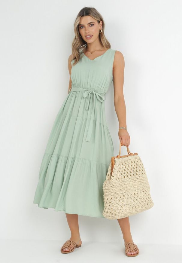 Born2be - Miętowa Wiskozowa Sukienka Midi z Gumką w Pasie i Materiałowym Paskiem Bicuh. Kolor: miętowy. Materiał: wiskoza, materiał. Długość: midi