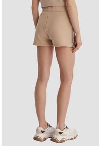 Guess - GUESS Beżowe damskie krótkie spodenki sportowe z lampasami Britney, Rozmiar M. Okazja: na co dzień. Kolor: beżowy. Długość: krótkie. Styl: sportowy #2