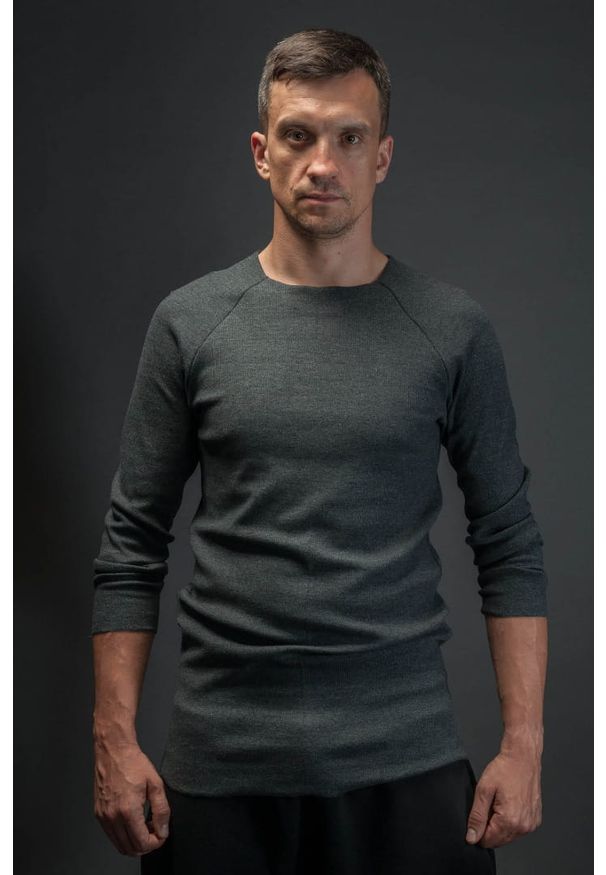 Hultaj Polski - Bluzka męska ciemnoszara. Okazja: na co dzień. Kolor: szary. Materiał: skóra, dzianina, materiał, dresówka, bawełna, jeans, elastan. Długość rękawa: długi rękaw. Długość: długie. Sezon: zima, lato. Styl: sportowy, casual, elegancki