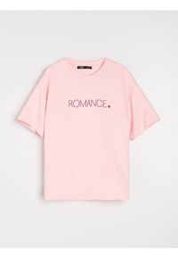 Sinsay - Koszulka z wiskozy z napisem Romance - różowy. Kolor: różowy. Materiał: wiskoza. Wzór: napisy #1