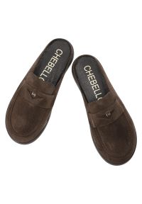 CheBello - Klapki damskie Chebello, welurowa cholewka wsuwany fason otwarta pięta klasyczny mokasynowy krój minimalistyczny design lekka płaska podeszwa, brązow. Nosek buta: otwarty. Kolor: brązowy. Materiał: welur. Obcas: na płaskiej podeszwie. Styl: klasyczny #4