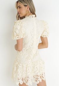 Born2be - Jasnobeżowa Koronowa Sukienka ze Stójką i Bufiastym Rękawem Suminori. Typ kołnierza: kołnierzyk stójkowy. Kolor: beżowy. Materiał: koronka. Długość: mini #5