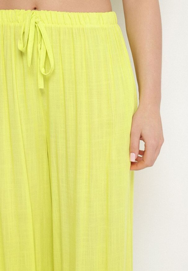 Born2be - Żółte Spodnie z Szerokimi Nogawkami i Gumką w Pasie Helnena. Okazja: na spacer, na co dzień. Kolor: żółty. Materiał: materiał, wiskoza. Styl: casual, klasyczny