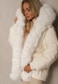 Renee - Jasnobeżowa Kurtka Pikowana z Kapturem i Odpinanymi Futerkowymi Wstawkami Izafera. Okazja: na co dzień. Typ kołnierza: kaptur. Kolor: beżowy. Materiał: jeans. Styl: elegancki, casual #3