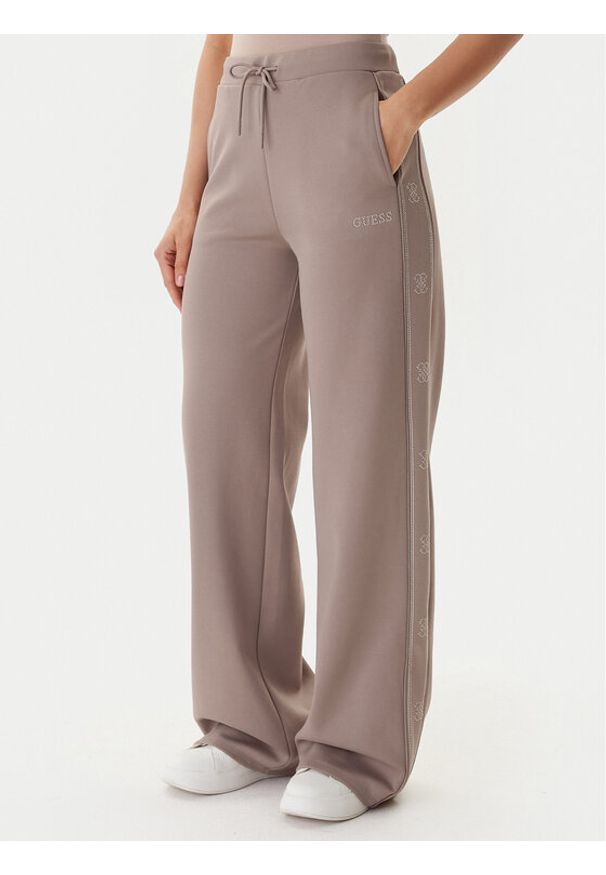 Guess Spodnie dresowe V5BB12 KCX22 Beżowy Wide Leg. Kolor: beżowy. Materiał: syntetyk
