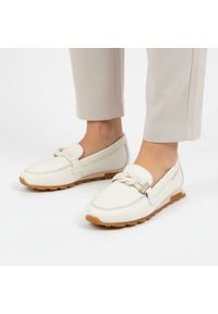 Półbuty damskie Hispanitas, ze skóry naturalnej z wsuwanym krojem oraz zaokrąglonym noskiem, białe, HV264662 Bolero-V26 Panna. Okazja: na co dzień. Kolor: biały. Materiał: skóra. Sezon: wiosna, lato. Styl: casual, klasyczny #1