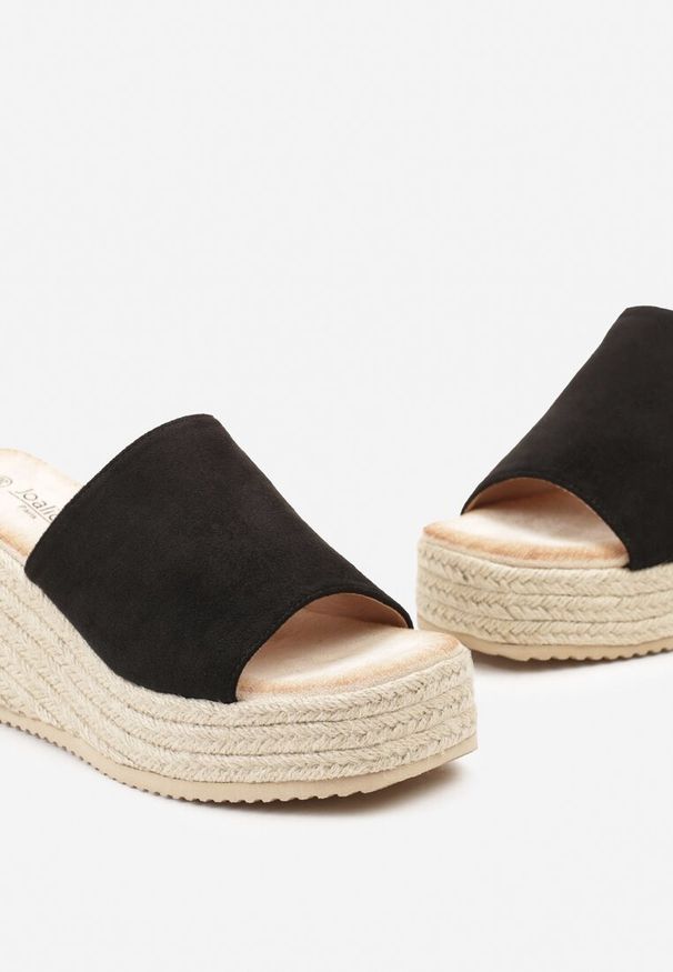 Born2be - Czarne Klapki na Plecionym Koturnie z Szerokim Paskiem Limasja. Kolor: czarny. Obcas: na koturnie. Styl: boho, wakacyjny