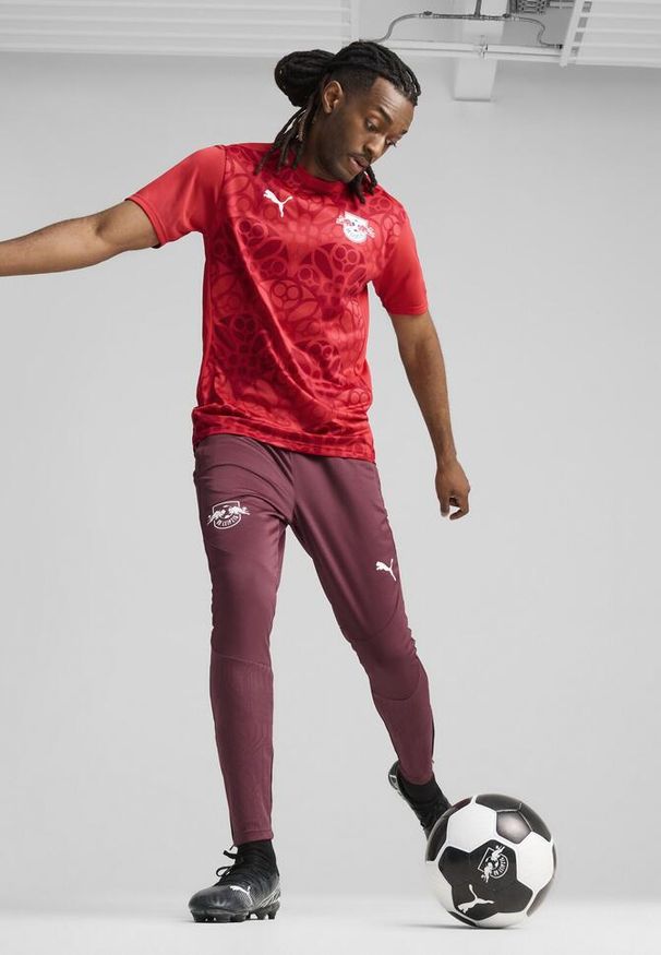 Puma - Męska koszulka przedmeczowa z krótkim rękawem RB Leipzig PUMA. Kolor: czerwony. Długość rękawa: krótki rękaw. Długość: krótkie