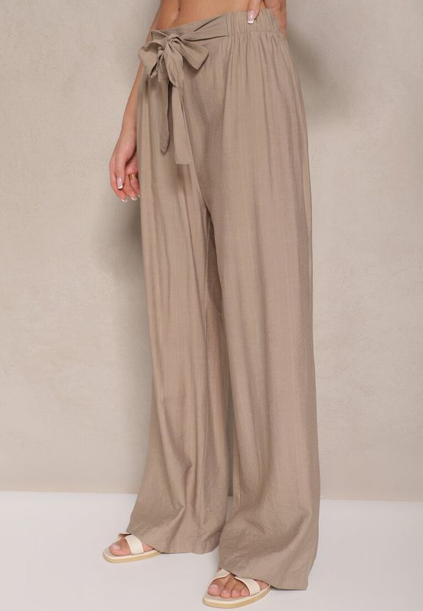 Renee - Ciemnobeżowe Spodnie z Wiskozy o Szerokim Kroju z Kokardą Ellioria. Okazja: na spacer, na co dzień. Kolor: beżowy. Materiał: wiskoza. Styl: elegancki, casual