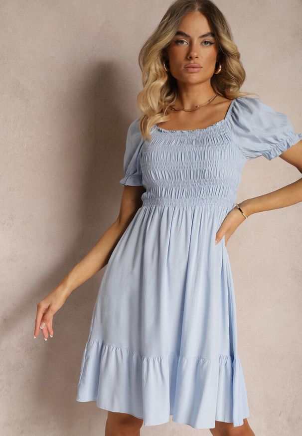 Renee - Jasnoniebieska Bawełniana Sukienka o Rozkloszowanym Kroju z Gumką przy Dekolcie Moridia. Kolor: niebieski. Materiał: bawełna. Typ sukienki: rozkloszowane. Styl: elegancki