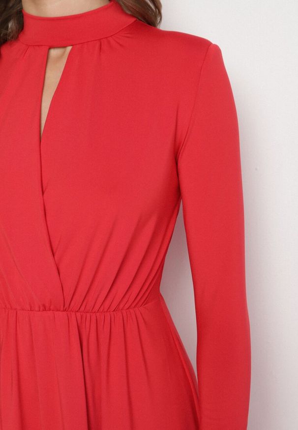 Born2be - Czerwona Rozkloszowana Sukienka z Ozdobnym Wycięciem i Usztywnioną Linią Ramion Rivfedi. Okazja: na co dzień, na imprezę. Kolor: czerwony. Długość rękawa: długi rękaw. Typ sukienki: proste. Styl: elegancki, casual