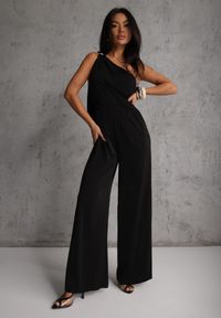 Renee - Czarny Koktajlowy Kombinezon Asymetryczny o Kroju na Jedno Ramię z Klamrą Hurinex. Kolor: czarny. Materiał: materiał. Długość rękawa: na ramiączkach. Styl: wizytowy #2