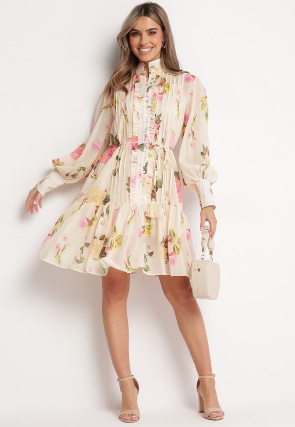 Born2be - Jasnobeżowa Kwiatowa Sukienka Midi z Guzikami i Plisowaniem Imma. Kolor: beżowy. Materiał: materiał, tkanina. Długość rękawa: na ramiączkach. Wzór: kwiaty. Sezon: wiosna, lato. Długość: midi