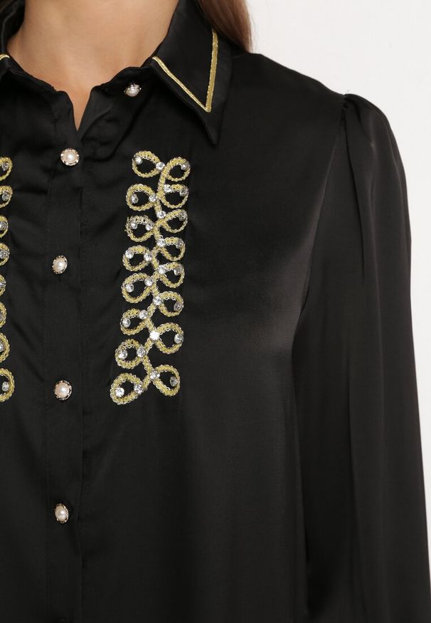 Born2be - Czarna Satynowa Koszula z Kołnierzykiem Ozdobiona Cyrkoniami i Perełkami Classa. Kolor: czarny. Materiał: satyna. Wzór: aplikacja. Styl: elegancki