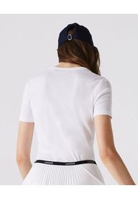 Lacoste - LACOSTE - Biały t-shirt z dekoltem w serek. Okazja: na co dzień. Typ kołnierza: dekolt w serek. Kolor: biały. Materiał: jeans, bawełna, prążkowany. Długość rękawa: krótki rękaw. Wzór: haft. Styl: casual #5