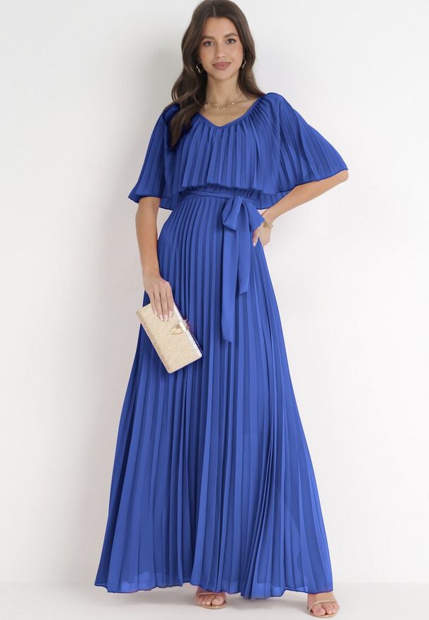 Born2be - Granatowa Sukienka Plisowana z Szeroką Falbaną Przy Dekolcie Dinara. Kolor: niebieski. Styl: wizytowy. Długość: maxi