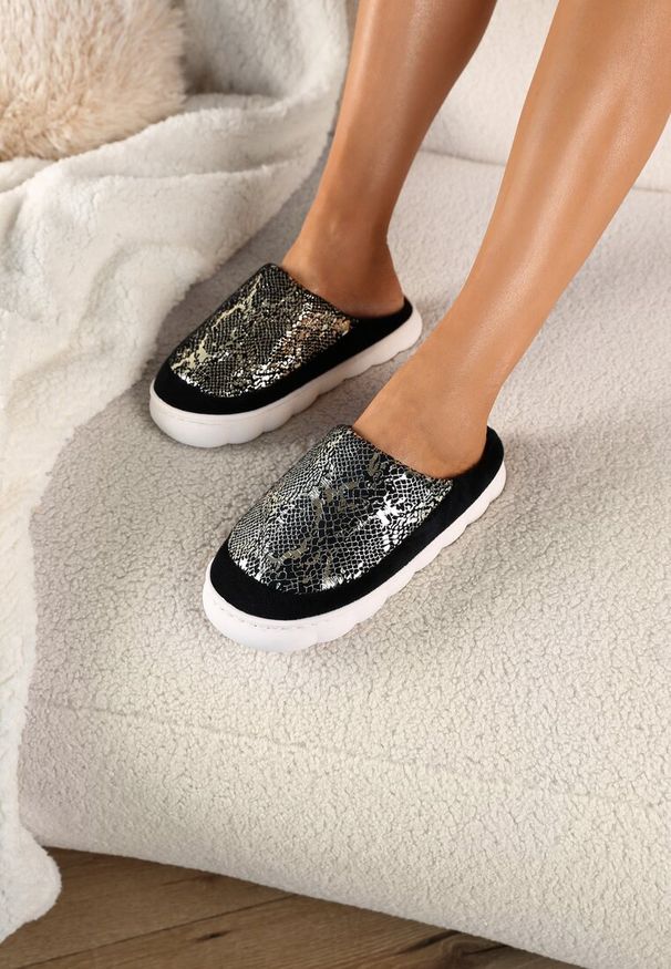 Born2be - Czarne Kapcie Vices na Grubej Tłoczonej Podeszwie z Metalicznym Nadrukiem Zeanirina. Kolor: czarny. Materiał: jeans. Wzór: nadruk