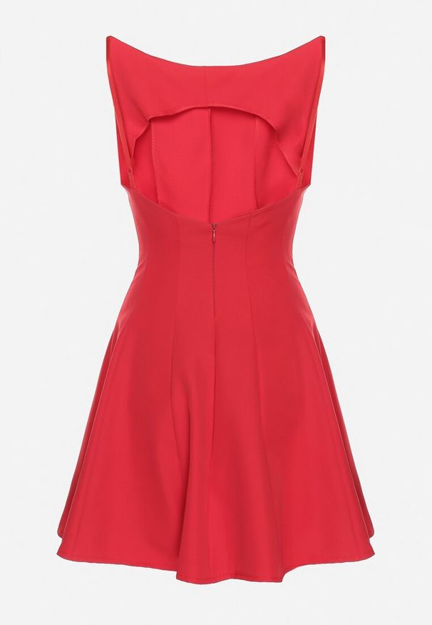 Born2be - Czerwona Rozkloszowana Sukienka Ozdobiona Przeszyciami Kinetela. Okazja: na co dzień, na imprezę. Kolor: czerwony. Materiał: skóra. Wzór: aplikacja. Styl: casual, elegancki