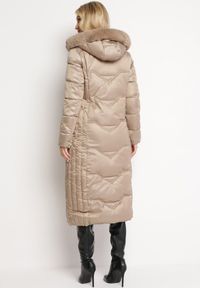 Born2be - Beżowa Pikowana Kurtka Maxi Płaszcz z Ozdobnym Marszczeniem i Futerkiem Estenous. Okazja: na co dzień. Kolor: beżowy. Materiał: futro. Styl: casual, klasyczny #3