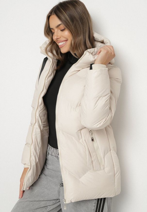 Born2be - Ciemnobeżowa Pikowana Kurtka z Kapturem Ozdobiona Sznurkami Olittia. Okazja: na co dzień. Typ kołnierza: kaptur. Kolor: beżowy. Materiał: jeans. Wzór: aplikacja. Styl: casual