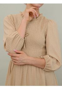 Sinsay - Sukienka szmizjerka z ozdobnymi falbankami - beżowy. Typ kołnierza: kołnierz z falbankami. Kolor: beżowy. Typ sukienki: szmizjerki #1