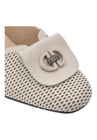 Czółenka damskie Vinceza, cholewka ze skóry naturalnej licowej z perforacją z broszką na eleganckim obcasie, beżowe, 99206. Okazja: na co dzień. Zapięcie: klamry. Kolor: beżowy. Szerokość cholewki: normalna. Wzór: aplikacja, ażurowy, geometria. Materiał: skóra. Obcas: na obcasie. Styl: elegancki. Wysokość obcasa: średni #2