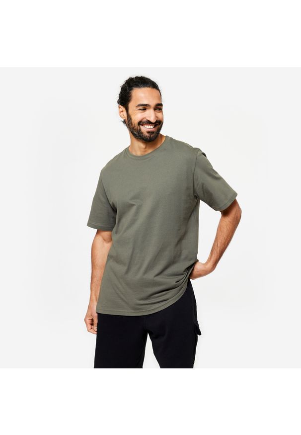 DOMYOS - Koszulka z krótkim rękawem męska Domyos Gym & Pilates. Kolor: wielokolorowy, brązowy, zielony. Materiał: tkanina, elastan, prążkowany, bawełna, materiał. Długość rękawa: krótki rękaw. Długość: krótkie. Sport: joga i pilates